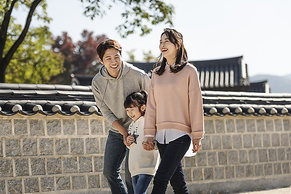 포토 JPG 주간 전통 여자 남자 행복 문화 여유 어린이 40대 여행 가족 가족여행 한국 사랑 미소 사람 동양인 상반신 성인 야외 옆모습 세명 30대 걷기 한국인 가을 체험 역사 전라북도 즐거움 설레임 가을여행 국내여행 돌담길 전주 경기전 전주한옥마을 국내포토 자연요소 계절 감정 아시아 길 뷰포인트 중년 컨셉 관계 모션 돌담 표정 인종 장년 전라도 한옥마을 파일형식 가을_계절 나라 한옥 담장 마을 돌 바위 한국전통 고건축 건축물 건축