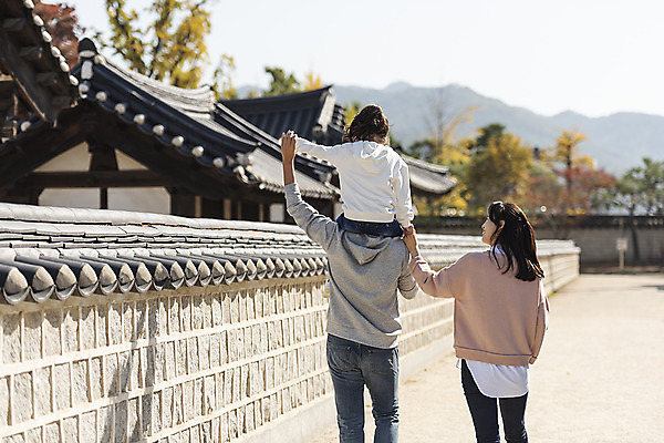 포토 JPG 주간 전통 여자 남자 행복 문화 여유 어린이 40대 여행 가족 가족여행 한국 사랑 사람 동양인 상반신 성인 야외 뒷모습 세명 30대 걷기 한국인 가을 체험 목말 역사 전라북도 설레임 가을여행 국내여행 돌담길 전주 경기전 전주한옥마을 국내포토 자연요소 계절 감정 아시아 길 뷰포인트 중년 컨셉 관계 모션 돌담 인종 장년 전라도 한옥마을 파일형식 가을_계절