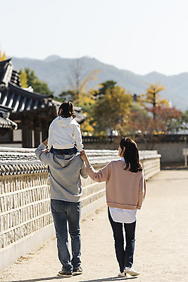 포토 JPG 주간 전신 전통 여자 남자 행복 문화 여유 어린이 40대 여행 가족 가족여행 한국 사랑 사람 동양인 성인 야외 뒷모습 세명 30대 걷기 한국인 가을 체험 목말 역사 전라북도 설레임 가을여행 국내여행 돌담길 전주 경기전 전주한옥마을 국내포토 자연요소 계절 감정 아시아 길 뷰포인트 중년 컨셉 관계 모션 돌담 인종 장년 전라도 한옥마을 파일형식 나라 한옥 담장 마을 돌 바위 한국전통 고건축 건축물 건축