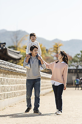 포토 JPG 주간 전신 전통 응시 여자 남자 행복 문화 여유 어린이 40대 여행 가족 가족여행 한국 사랑 미소 사람 동양인 성인 야외 앞모습 옆모습 세명 30대 걷기 한국인 가을 체험 목말 역사 전라북도 설레임 가을여행 국내여행 돌담길 전주 경기전 전주한옥마을 국내포토 자연요소 시선 계절 감정 아시아 길 뷰포인트 중년 컨셉 관계 모션 돌담 표정 인종 장년 전라도 한옥마을 파일형식 가을_계절