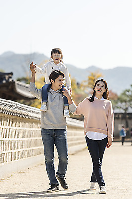 포토 JPG 주간 전신 전통 응시 여자 남자 행복 문화 여유 어린이 40대 여행 가족 가족여행 한국 사랑 미소 사람 동양인 성인 야외 앞모습 세명 30대 걷기 한국인 가을 체험 목말 역사 전라북도 설레임 가을여행 국내여행 돌담길 전주 경기전 전주한옥마을 국내포토 자연요소 시선 계절 감정 아시아 길 뷰포인트 중년 컨셉 관계 모션 돌담 표정 인종 장년 전라도 한옥마을 파일형식 가을_계절 나라 한옥 담장 마을 돌 바위 한국전통 고건축 건축물 건축