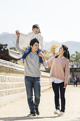 포토 JPG 주간 전신 전통 응시 여자 남자 행복 문화 여유 어린이 40대 여행 가족 가족여행 한국 사랑 미소 사람 동양인 성인 야외 앞모습 세명 30대 걷기 한국인 가을 체험 목말 역사 전라북도 즐거움 설레임 가을여행 국내여행 돌담길 전주 경기전 전주한옥마을 국내포토 자연요소 시선 계절 감정 아시아 길 뷰포인트 중년 컨셉 관계 모션 돌담 표정 인종 장년 전라도 한옥마을 파일형식 나라 한옥 담장 마을 돌 바위 한국전통 고건축 건축물 건축