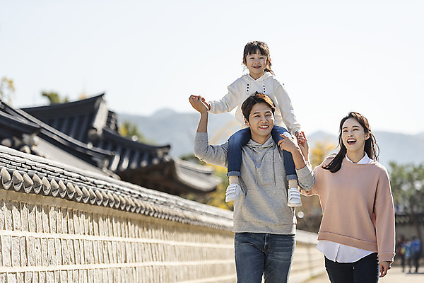 포토 JPG 주간 전신 전통 여자 남자 행복 문화 여유 어린이 40대 여행 가족 가족여행 한국 사랑 웃음 사람 동양인 상반신 성인 야외 앞모습 세명 30대 걷기 한국인 가을 체험 목말 역사 전라북도 즐거움 설레임 가을여행 국내여행 돌담길 전주 경기전 전주한옥마을 국내포토 자연요소 계절 감정 아시아 길 뷰포인트 중년 컨셉 관계 모션 돌담 표정 인종 장년 전라도 한옥마을 파일형식 가을_계절