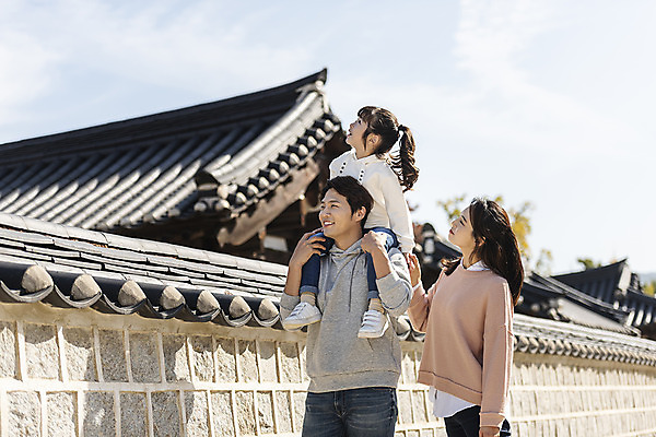 포토 JPG 주간 전신 전통 응시 여자 남자 행복 문화 여유 어린이 40대 여행 가족 가족여행 한국 사랑 미소 사람 동양인 상반신 성인 야외 옆모습 세명 30대 걷기 한국인 가을 체험 목말 역사 전라북도 기와지붕 설레임 가을여행 국내여행 돌담길 전주 경기전 전주한옥마을 국내포토 자연요소 시선 계절 감정 아시아 길 뷰포인트 중년 컨셉 관계 모션 지붕 돌담 표정 기와 인종 장년 전라도 한옥마을 파일형식 가을_계절