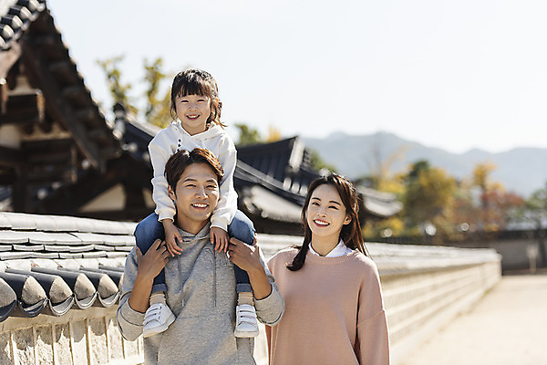 포토 JPG 주간 전신 전통 응시 여자 남자 행복 문화 여유 어린이 40대 여행 가족 가족여행 한국 사랑 미소 사람 동양인 상반신 성인 야외 앞모습 세명 30대 걷기 한국인 가을 체험 목말 역사 전라북도 설레임 가을여행 국내여행 돌담길 전주 경기전 전주한옥마을 국내포토 자연요소 시선 계절 감정 아시아 길 뷰포인트 중년 컨셉 관계 모션 돌담 표정 인종 장년 전라도 한옥마을 파일형식 가을_계절 나라 한옥 담장 마을 돌 바위 한국전통 고건축 건축물 건축