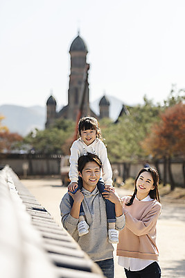 포토 JPG 주간 전신 전통 여자 남자 행복 문화 여유 어린이 40대 여행 가족 가족여행 한국 사랑 사람 동양인 상반신 성인 야외 앞모습 옆모습 세명 30대 걷기 한국인 가을 체험 목말 역사 전라북도 설레임 가을여행 국내여행 돌담길 전주 경기전 전주한옥마을 국내포토 자연요소 계절 감정 아시아 길 뷰포인트 중년 컨셉 관계 모션 돌담 인종 장년 전라도 한옥마을 파일형식 가을_계절