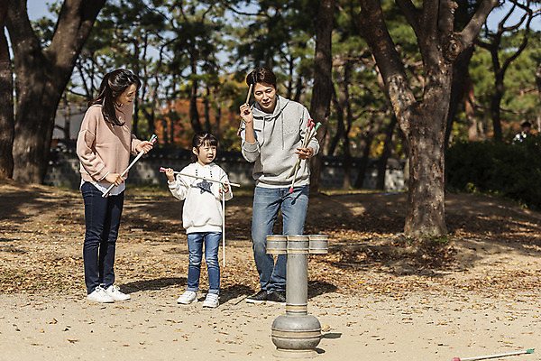 포토 JPG 주간 전신 나무 전통 응시 여자 남자 행복 문화 여유 어린이 40대 여행 가족 가족여행 한국 사랑 미소 사람 동양인 성인 야외 옆모습 세명 30대 전통놀이 한국인 가을 체험 역사 전라북도 즐거움 설레임 가을여행 국내여행 전주 투호 투호놀이 경기전 전주한옥마을 국내포토 자연요소 식물 시선 계절 감정 아시아 뷰포인트 중년 컨셉 관계 놀이 표정 인종 장년 전라도 한옥마을 파일형식 가을_계절