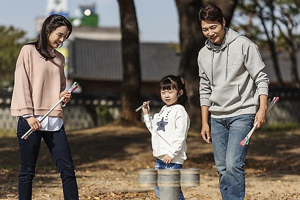포토 JPG 주간 전통 여자 남자 행복 문화 여유 어린이 40대 여행 포즈 가족 가족여행 한국 사랑 미소 사람 동양인 상반신 성인 야외 앞모습 옆모습 세명 30대 전통놀이 한국인 가을 체험 역사 전라북도 즐거움 설레임 가을여행 국내여행 전주 투호 투호놀이 경기전 전주한옥마을 국내포토 자연요소 계절 감정 아시아 뷰포인트 중년 컨셉 관계 놀이 표정 인종 장년 전라도 한옥마을 파일형식 가을_계절