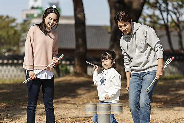 포토 JPG 주간 전통 여자 남자 행복 문화 여유 어린이 40대 여행 포즈 가족 가족여행 한국 사랑 미소 사람 동양인 상반신 성인 야외 앞모습 옆모습 세명 30대 전통놀이 한국인 가을 체험 던지기 역사 전라북도 즐거움 설레임 가을여행 국내여행 전주 투호 투호놀이 경기전 전주한옥마을 국내포토 자연요소 계절 감정 아시아 뷰포인트 중년 컨셉 관계 모션 놀이 표정 인종 장년 전라도 한옥마을 파일형식 가을_계절