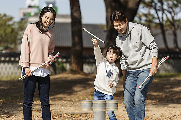 포토 JPG 주간 전통 여자 남자 행복 문화 여유 어린이 40대 여행 가족 가족여행 한국 사랑 사람 동양인 상반신 성인 야외 앞모습 옆모습 세명 30대 전통놀이 한국인 가을 체험 던지기 역사 전라북도 즐거움 설레임 가을여행 국내여행 전주 투호 투호놀이 경기전 전주한옥마을 국내포토 자연요소 계절 감정 아시아 뷰포인트 중년 컨셉 관계 모션 놀이 인종 장년 전라도 한옥마을 파일형식 가을_계절