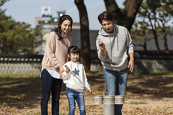 포토 JPG 주간 전통 응시 여자 남자 행복 문화 여유 어린이 40대 여행 가족 가족여행 한국 사랑 미소 사람 동양인 상반신 성인 야외 앞모습 옆모습 세명 30대 전통놀이 한국인 가을 체험 역사 전라북도 즐거움 설레임 가을여행 국내여행 전주 투호 투호놀이 경기전 전주한옥마을 국내포토 자연요소 시선 계절 감정 아시아 뷰포인트 중년 컨셉 관계 놀이 표정 인종 장년 전라도 한옥마을 파일형식 가을_계절