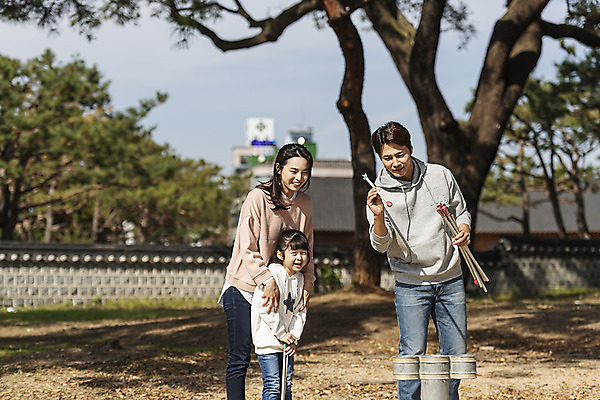 포토 JPG 주간 전통 응시 여자 남자 행복 문화 여유 어린이 40대 여행 가족 가족여행 한국 사랑 미소 사람 동양인 상반신 성인 야외 앞모습 옆모습 세명 30대 전통놀이 한국인 가을 체험 역사 전라북도 설레임 가을여행 국내여행 전주 투호 투호놀이 경기전 전주한옥마을 국내포토 자연요소 시선 계절 감정 아시아 뷰포인트 중년 컨셉 관계 놀이 표정 인종 장년 전라도 한옥마을 파일형식 가을_계절