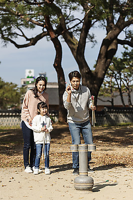 포토 JPG 주간 전신 전통 응시 여자 남자 행복 문화 여유 어린이 40대 여행 가족 가족여행 한국 사랑 미소 사람 동양인 성인 야외 앞모습 세명 30대 전통놀이 한국인 가을 체험 역사 전라북도 설레임 가을여행 국내여행 전주 투호 투호놀이 경기전 전주한옥마을 국내포토 자연요소 시선 계절 감정 아시아 뷰포인트 중년 컨셉 관계 놀이 표정 인종 장년 전라도 한옥마을 파일형식 가을_계절