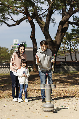 포토 JPG 주간 전신 나무 전통 여자 남자 행복 문화 여유 어린이 40대 여행 가족 가족여행 한국 사랑 미소 사람 동양인 성인 야외 앞모습 세명 30대 전통놀이 한국인 가을 체험 역사 전라북도 즐거움 설레임 가을여행 국내여행 전주 투호 투호놀이 경기전 전주한옥마을 국내포토 자연요소 식물 계절 감정 아시아 뷰포인트 중년 컨셉 관계 놀이 표정 인종 장년 전라도 한옥마을 파일형식 가을_계절