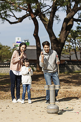 포토 JPG 주간 전신 전통 응시 여자 남자 행복 문화 여유 어린이 40대 여행 가족 가족여행 한국 사랑 미소 사람 동양인 성인 야외 앞모습 세명 30대 전통놀이 한국인 가을 체험 역사 전라북도 즐거움 설레임 가을여행 국내여행 전주 투호 투호놀이 경기전 전주한옥마을 국내포토 자연요소 시선 계절 감정 아시아 뷰포인트 중년 컨셉 관계 놀이 표정 인종 장년 전라도 한옥마을 파일형식 가을_계절