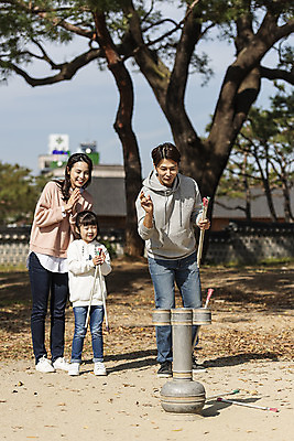 포토 JPG 주간 전신 전통 여자 남자 행복 문화 여유 어린이 40대 여행 가족 가족여행 한국 사랑 미소 사람 동양인 성인 야외 앞모습 세명 30대 전통놀이 한국인 가을 체험 역사 전라북도 즐거움 설레임 가을여행 국내여행 전주 투호 투호놀이 경기전 전주한옥마을 국내포토 자연요소 계절 감정 아시아 뷰포인트 중년 컨셉 관계 놀이 표정 인종 장년 전라도 한옥마을 파일형식 가을_계절