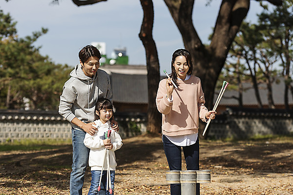 포토 JPG 주간 전통 응시 여자 남자 행복 문화 여유 어린이 40대 여행 가족 가족여행 한국 사랑 미소 사람 동양인 상반신 성인 야외 앞모습 옆모습 세명 30대 전통놀이 한국인 가을 체험 역사 전라북도 즐거움 설레임 가을여행 국내여행 전주 투호 투호놀이 경기전 전주한옥마을 국내포토 자연요소 시선 계절 감정 아시아 뷰포인트 중년 컨셉 관계 놀이 표정 인종 장년 전라도 한옥마을 파일형식 가을_계절