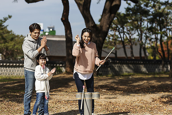 포토 JPG 주간 전신 전통 여자 남자 행복 문화 여유 어린이 40대 여행 가족 가족여행 한국 사랑 사람 동양인 성인 야외 앞모습 옆모습 세명 30대 전통놀이 한국인 가을 체험 역사 박수 전라북도 즐거움 설레임 가을여행 국내여행 전주 투호 투호놀이 경기전 전주한옥마을 국내포토 자연요소 계절 감정 아시아 뷰포인트 중년 컨셉 관계 놀이 인종 손짓 장년 전라도 한옥마을 파일형식 가을_계절