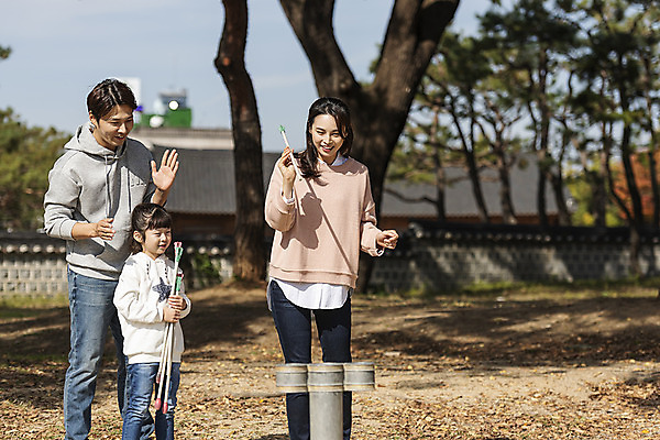 포토 JPG 주간 전통 응시 여자 남자 행복 문화 여유 어린이 40대 여행 가족 가족여행 한국 사랑 미소 사람 동양인 상반신 성인 야외 앞모습 옆모습 세명 30대 전통놀이 한국인 가을 체험 역사 전라북도 즐거움 설레임 가을여행 국내여행 전주 투호 투호놀이 경기전 전주한옥마을 국내포토 자연요소 시선 계절 감정 아시아 뷰포인트 중년 컨셉 관계 놀이 표정 인종 장년 전라도 한옥마을 파일형식 가을_계절