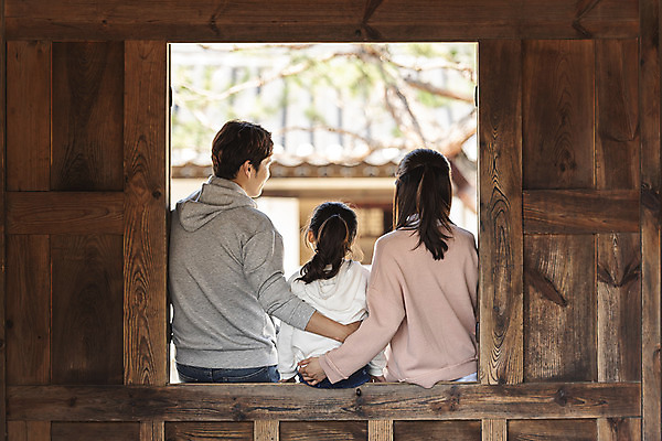 포토 JPG 주간 전통 여자 남자 행복 문화 여유 어린이 40대 여행 난간 가족 가족여행 한국 사랑 사람 앉기 동양인 상반신 성인 야외 뒷모습 세명 30대 한국인 가을 체험 역사 전라북도 설레임 가을여행 국내여행 전주 경기전 전주한옥마을 국내포토 자연요소 계절 감정 아시아 뷰포인트 중년 컨셉 관계 모션 인종 장년 전라도 한옥마을 파일형식 나라 한옥 마을 한국전통 고건축 건축물 건축