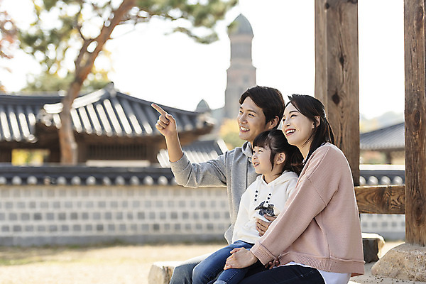 포토 JPG 주간 전통 응시 여자 남자 행복 문화 여유 어린이 40대 여행 가족 가족여행 한국 사랑 미소 사람 앉기 동양인 상반신 성인 야외 옆모습 세명 30대 한국인 가을 가리킴 체험 역사 전라북도 설레임 가을여행 국내여행 전주 경기전 전주한옥마을 국내포토 자연요소 시선 계절 감정 아시아 뷰포인트 중년 컨셉 관계 모션 표정 인종 손짓 장년 전라도 한옥마을 파일형식 나라 한옥 마을 한국전통 고건축 건축물 건축