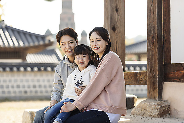 포토 JPG 주간 전통 응시 여자 남자 행복 문화 여유 어린이 40대 여행 가족 가족여행 한국 사랑 미소 사람 앉기 동양인 상반신 성인 야외 옆모습 세명 30대 한국인 가을 체험 역사 전라북도 설레임 가을여행 국내여행 전주 경기전 전주한옥마을 국내포토 자연요소 시선 계절 감정 아시아 뷰포인트 중년 컨셉 관계 모션 표정 인종 장년 전라도 한옥마을 파일형식 나라 한옥 마을 한국전통 고건축 건축물 건축
