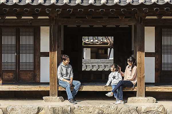 포토 JPG 주간 전신 전통 응시 여자 남자 행복 문화 여유 어린이 40대 여행 가족 가족여행 한국 사랑 미소 사람 앉기 동양인 성인 야외 앞모습 옆모습 세명 30대 한국인 가을 체험 역사 전라북도 설레임 가을여행 국내여행 전주 툇마루 경기전 전주한옥마을 국내포토 자연요소 시선 계절 감정 아시아 뷰포인트 중년 컨셉 관계 모션 표정 인종 장년 마루_인테리어 전라도 한옥마을 파일형식 가을_계절