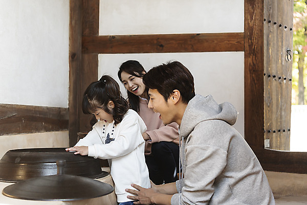 포토 JPG 주간 전통 여자 남자 행복 문화 여유 어린이 40대 여행 가족 가족여행 한국 사랑 웃음 사람 동양인 상반신 성인 야외 옆모습 세명 30대 주방 놀람 한국인 가을 체험 역사 가마솥 전라북도 즐거움 설레임 가을여행 국내여행 부뚜막 전주 경기전 전주한옥마을 국내포토 자연요소 계절 감정 아시아 뷰포인트 중년 컨셉 관계 표정 인종 장년 솥 전라도 한옥마을 파일형식 가을_계절