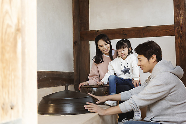 포토 JPG 주간 전통 응시 여자 남자 행복 문화 여유 어린이 40대 여행 가족 가족여행 한국 사랑 미소 사람 동양인 상반신 성인 야외 앞모습 옆모습 세명 30대 주방 한국인 가을 체험 역사 가마솥 전라북도 설레임 가을여행 국내여행 부뚜막 전주 경기전 전주한옥마을 국내포토 자연요소 시선 계절 감정 아시아 뷰포인트 중년 컨셉 관계 표정 인종 장년 솥 전라도 한옥마을 파일형식 가을_계절