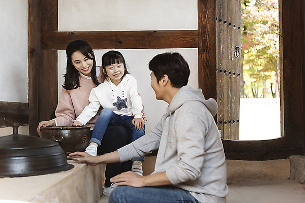 포토 JPG 주간 전신 전통 응시 여자 남자 행복 문화 여유 어린이 40대 여행 가족 안기 가족여행 한국 사랑 미소 사람 앉기 동양인 상반신 성인 야외 앞모습 옆모습 세명 30대 마주보기 주방 한국인 가을 체험 역사 가마솥 전라북도 즐거움 설레임 가을여행 국내여행 부뚜막 전주 경기전 전주한옥마을 국내포토 자연요소 시선 계절 감정 아시아 뷰포인트 중년 컨셉 관계 모션 표정 인종 장년 솥 전라도 한옥마을 파일형식 가을_계절