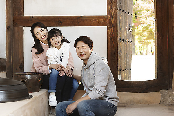 포토 JPG 주간 전신 전통 여자 남자 행복 문화 여유 어린이 40대 여행 가족 안기 가족여행 한국 사랑 사람 앉기 동양인 상반신 성인 야외 앞모습 옆모습 세명 30대 주방 한국인 가을 체험 역사 가마솥 전라북도 설레임 가을여행 국내여행 부뚜막 전주 경기전 전주한옥마을 국내포토 자연요소 계절 감정 아시아 뷰포인트 중년 컨셉 관계 모션 인종 장년 솥 전라도 한옥마을 파일형식 가을_계절