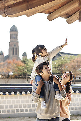 포토 JPG 주간 전신 전통 응시 여자 남자 행복 문화 여유 어린이 40대 여행 가족 가족여행 한국 사랑 미소 사람 동양인 상반신 성인 야외 앞모습 세명 30대 손들기 만지기 한국인 가을 체험 목말 역사 전라북도 구경 처마 설레임 가을여행 국내여행 전주 기와담장 전주한옥마을 국내포토 자연요소 시선 계절 감정 아시아 뷰포인트 중년 컨셉 관계 모션 표정 기와 인종 장년 담장 전라도 한옥마을 파일형식 가을_계절