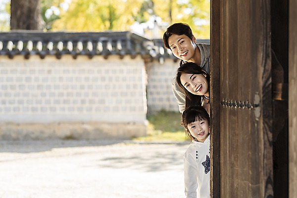 포토 JPG 주간 전통 응시 여자 남자 행복 문화 여유 어린이 40대 여행 가족 가족여행 한국 사랑 미소 사람 동양인 상반신 성인 야외 앞모습 세명 30대 한국인 가을 체험 역사 전라북도 대문 설레임 가을여행 국내여행 전주 기와담장 경기전 전주한옥마을 국내포토 자연요소 시선 계절 감정 아시아 뷰포인트 중년 컨셉 관계 표정 기와 인종 장년 담장 문 전라도 한옥마을 파일형식 가을_계절