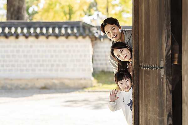 포토 JPG 주간 전통 응시 여자 남자 행복 문화 여유 어린이 40대 여행 가족 가족여행 한국 사랑 미소 사람 동양인 상반신 성인 야외 앞모습 세명 30대 한국인 가을 체험 역사 전라북도 대문 손인사 설레임 가을여행 국내여행 전주 경기전 전주한옥마을 국내포토 자연요소 시선 계절 감정 아시아 뷰포인트 중년 컨셉 관계 표정 인종 장년 문 인사 전라도 한옥마을 파일형식 가을_계절