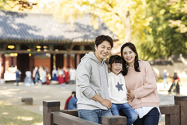 포토 JPG 주간 전통 응시 여자 남자 행복 문화 여유 어린이 40대 여행 난간 가족 가족여행 한국 사랑 미소 웃음 사람 앉기 동양인 상반신 성인 야외 앞모습 옆모습 세명 30대 기댐 한국인 가을 체험 역사 전라북도 즐거움 설레임 가을여행 국내여행 전주 경기전 전주한옥마을 국내포토 자연요소 시선 계절 감정 아시아 뷰포인트 중년 컨셉 관계 모션 표정 인종 장년 전라도 한옥마을 파일형식 가을_계절