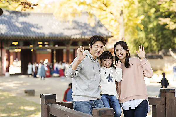 포토 JPG 주간 전통 응시 여자 남자 행복 문화 여유 어린이 40대 여행 난간 가족 가족여행 한국 사랑 미소 사람 앉기 동양인 상반신 성인 야외 앞모습 옆모습 세명 30대 기댐 한국인 가을 체험 역사 전라북도 손인사 설레임 가을여행 국내여행 전주 경기전 전주한옥마을 국내포토 자연요소 시선 계절 감정 아시아 뷰포인트 중년 컨셉 관계 모션 표정 인종 장년 인사 전라도 한옥마을 파일형식 가을_계절