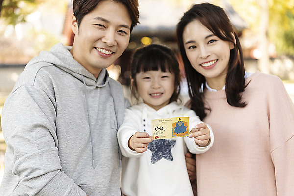 포토 JPG 주간 전통 응시 여자 남자 행복 문화 여유 어린이 40대 여행 가족 가족여행 한국 사랑 미소 사람 동양인 상반신 성인 야외 앞모습 세명 30대 한국인 가을 체험 티켓 역사 전라북도 보여주기 설레임 가을여행 국내여행 전주 경기전 전주한옥마을 국내포토 자연요소 시선 계절 감정 아시아 뷰포인트 중년 컨셉 관계 모션 표정 인종 장년 전라도 한옥마을 파일형식 가을_계절