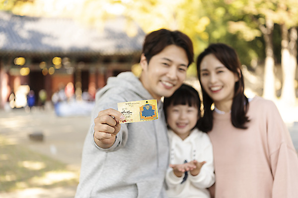 포토 JPG 주간 전통 응시 여자 남자 행복 문화 여유 어린이 40대 여행 가족 가족여행 한국 사랑 미소 들기 사람 동양인 상반신 성인 야외 앞모습 아웃포커스 세명 30대 한국인 가을 체험 티켓 역사 전라북도 설레임 가을여행 국내여행 전주 경기전 전주한옥마을 국내포토 자연요소 시선 계절 감정 아시아 뷰포인트 중년 컨셉 관계 모션 촬영기법 표정 인종 장년 전라도 한옥마을 파일형식 가을_계절