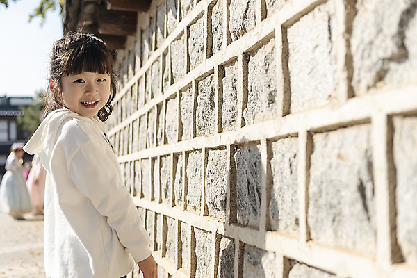 포토 JPG 주간 전통 응시 여자 행복 문화 여유 어린이 여행 가족여행 한국 돌담 사랑 한명 미소 사람 동양인 상반신 야외 옆모습 걷기 한국인 가을 체험 역사 전라북도 설레임 가을여행 국내여행 전주 소녀한명만 경기전 전주한옥마을 국내포토 자연요소 1 시선 계절 감정 아시아 뷰포인트 컨셉 모션 표정 인종 담장 돌_바위 전라도 한옥마을 여자한명만 소녀만 파일형식 가을_계절