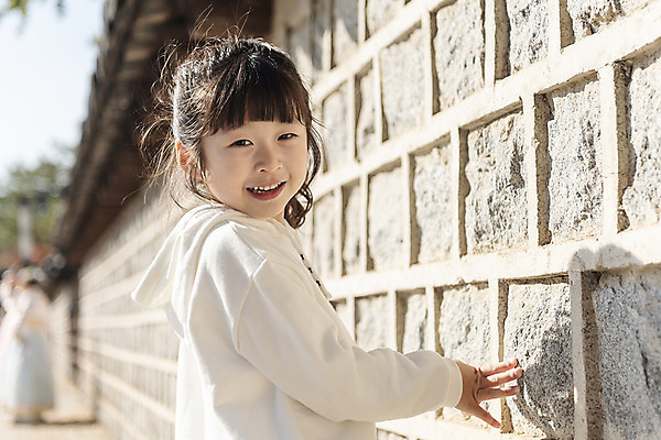 포토 JPG 주간 전통 응시 여자 행복 문화 여유 어린이 여행 가족여행 한국 돌담 사랑 한명 미소 사람 동양인 상반신 야외 옆모습 걷기 만지기 한국인 가을 체험 역사 전라북도 설레임 가을여행 국내여행 전주 소녀한명만 경기전 전주한옥마을 국내포토 자연요소 1 시선 계절 감정 아시아 뷰포인트 컨셉 모션 표정 인종 담장 돌_바위 전라도 한옥마을 여자한명만 소녀만 파일형식 가을_계절