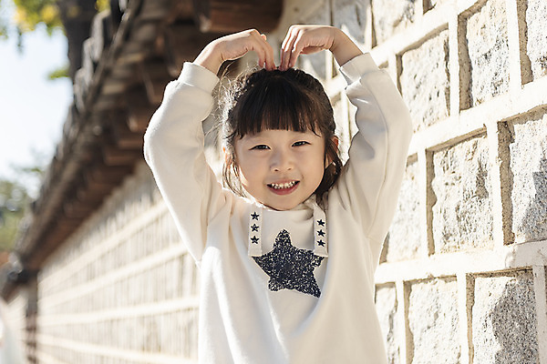 포토 JPG 주간 전통 응시 여자 행복 문화 여유 어린이 여행 가족여행 한국 돌담 사랑 한명 미소 사람 동양인 상반신 야외 앞모습 한국인 가을 체험 역사 전라북도 설레임 가을여행 손하트 국내여행 전주 소녀한명만 기와담장 경기전 전주한옥마을 국내포토 자연요소 1 시선 계절 감정 아시아 뷰포인트 컨셉 표정 기와 인종 손짓 담장 돌_바위 전라도 한옥마을 여자한명만 소녀만 파일형식 가을_계절