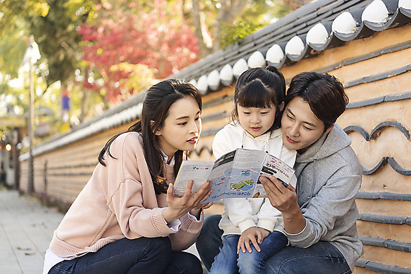 포토 JPG 주간 전통 응시 여자 남자 행복 문화 여유 어린이 40대 여행 지도 가족 가족여행 한국 사랑 사람 앉기 동양인 상반신 성인 야외 앞모습 옆모습 세명 30대 한국인 가을 체험 역사 전라북도 설레임 가을여행 국내여행 전주 기와담장 전주한옥마을 국내포토 자연요소 시선 계절 감정 아시아 뷰포인트 중년 컨셉 관계 모션 기와 인종 장년 담장 전라도 한옥마을 파일형식 가을_계절