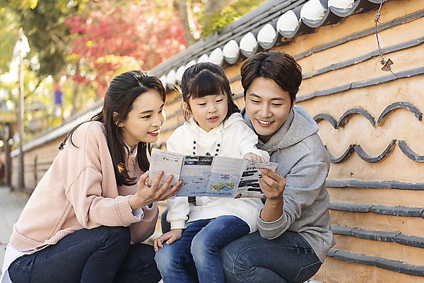 포토 JPG 주간 전통 응시 여자 남자 행복 문화 여유 어린이 40대 여행 지도 가족 가족여행 한국 사랑 미소 사람 앉기 동양인 상반신 성인 야외 옆모습 세명 30대 한국인 가을 체험 역사 골목길 전라북도 설레임 가을여행 국내여행 전주 기와담장 전주한옥마을 국내포토 자연요소 시선 계절 감정 아시아 길 뷰포인트 중년 컨셉 관계 모션 표정 기와 인종 장년 담장 전라도 한옥마을 파일형식 가을_계절
