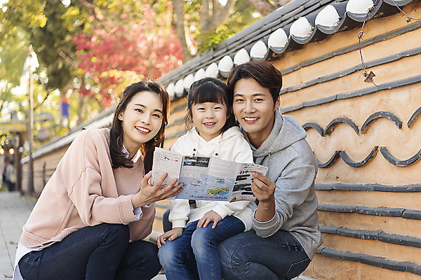 포토 JPG 주간 전통 응시 여자 남자 행복 문화 여유 어린이 40대 여행 지도 가족 가족여행 한국 사랑 미소 사람 앉기 동양인 상반신 성인 야외 앞모습 옆모습 세명 30대 한국인 가을 체험 역사 골목길 전라북도 설레임 가을여행 국내여행 전주 기와담장 전주한옥마을 국내포토 자연요소 시선 계절 감정 아시아 길 뷰포인트 중년 컨셉 관계 모션 표정 기와 인종 장년 담장 전라도 한옥마을 파일형식 가을_계절