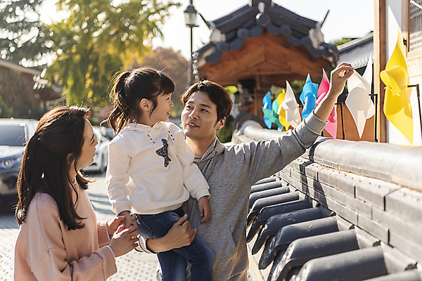 포토 JPG 주간 전통 응시 여자 남자 행복 문화 여유 어린이 40대 여행 가족 안기 가족여행 한국 사랑 사람 동양인 상반신 성인 야외 앞모습 옆모습 세명 30대 걷기 만지기 한국인 가을 체험 역사 전라북도 바람개비 설레임 가을여행 국내여행 전주 기와담장 전주한옥마을 국내포토 자연요소 시선 계절 감정 아시아 뷰포인트 중년 컨셉 관계 모션 기와 인종 장년 담장 전라도 한옥마을 파일형식 가을_계절