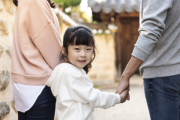 포토 JPG 주간 응시 여자 남자 행복 여유 어린이 40대 여행 가족 가족여행 한국 사랑 미소 사람 동양인 상반신 성인 야외 뒷모습 세명 30대 걷기 손잡기 산책 한국인 가을 뒤돌아보기 전라북도 설레임 가을여행 국내여행 전주 전주한옥마을 국내포토 자연요소 시선 계절 감정 아시아 뷰포인트 중년 관계 모션 휴식 표정 인종 장년 전라도 한옥마을 파일형식 가을_계절