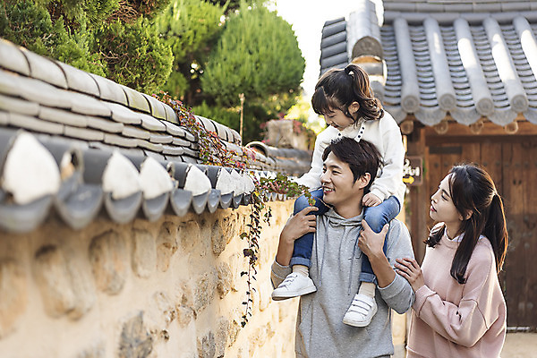 포토 JPG 주간 전신 식물 전통 응시 여자 남자 행복 문화 여유 어린이 40대 여행 가족 가족여행 한국 사랑 미소 사람 동양인 상반신 성인 야외 앞모습 옆모습 세명 30대 걷기 한국인 가을 나뭇가지 체험 목말 역사 전라북도 호기심 설레임 가을여행 국내여행 전주 기와담장 전주한옥마을 국내포토 자연요소 나무 시선 계절 감정 아시아 뷰포인트 중년 컨셉 관계 모션 표정 기와 인종 장년 담장 전라도 한옥마을 파일형식 가을_계절