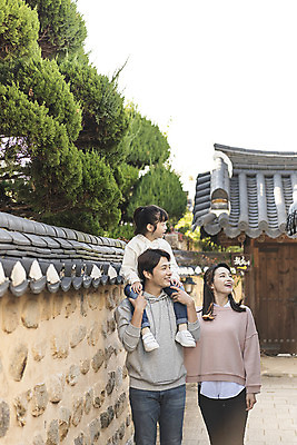 포토 JPG 주간 전신 전통 응시 여자 남자 행복 문화 여유 어린이 40대 여행 가족 가족여행 한국 사랑 미소 사람 동양인 상반신 성인 야외 앞모습 세명 30대 걷기 한국인 가을 체험 목말 역사 전라북도 설레임 가을여행 국내여행 전주 기와담장 전주한옥마을 국내포토 자연요소 시선 계절 감정 아시아 뷰포인트 중년 컨셉 관계 모션 표정 기와 인종 장년 담장 전라도 한옥마을 파일형식 가을_계절