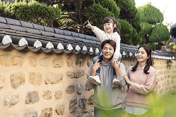 포토 JPG 주간 전신 전통 응시 여자 남자 행복 문화 여유 어린이 40대 여행 가족 가족여행 한국 사랑 미소 사람 동양인 상반신 성인 야외 앞모습 세명 30대 걷기 한국인 가을 가리킴 잡기 체험 목말 역사 전라북도 설레임 가을여행 국내여행 전주 기와담장 전주한옥마을 국내포토 자연요소 시선 계절 감정 아시아 뷰포인트 중년 컨셉 관계 모션 표정 기와 인종 손짓 장년 담장 전라도 한옥마을 파일형식 가을_계절