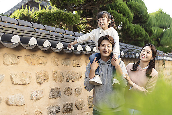 포토 JPG 주간 전신 전통 응시 여자 남자 행복 문화 여유 어린이 40대 여행 가족 가족여행 한국 사랑 미소 사람 동양인 상반신 성인 야외 앞모습 세명 30대 걷기 한국인 가을 체험 목말 역사 전라북도 설레임 가을여행 국내여행 전주 기와담장 전주한옥마을 국내포토 자연요소 시선 계절 감정 아시아 뷰포인트 중년 컨셉 관계 모션 표정 기와 인종 장년 담장 전라도 한옥마을 파일형식 가을_계절